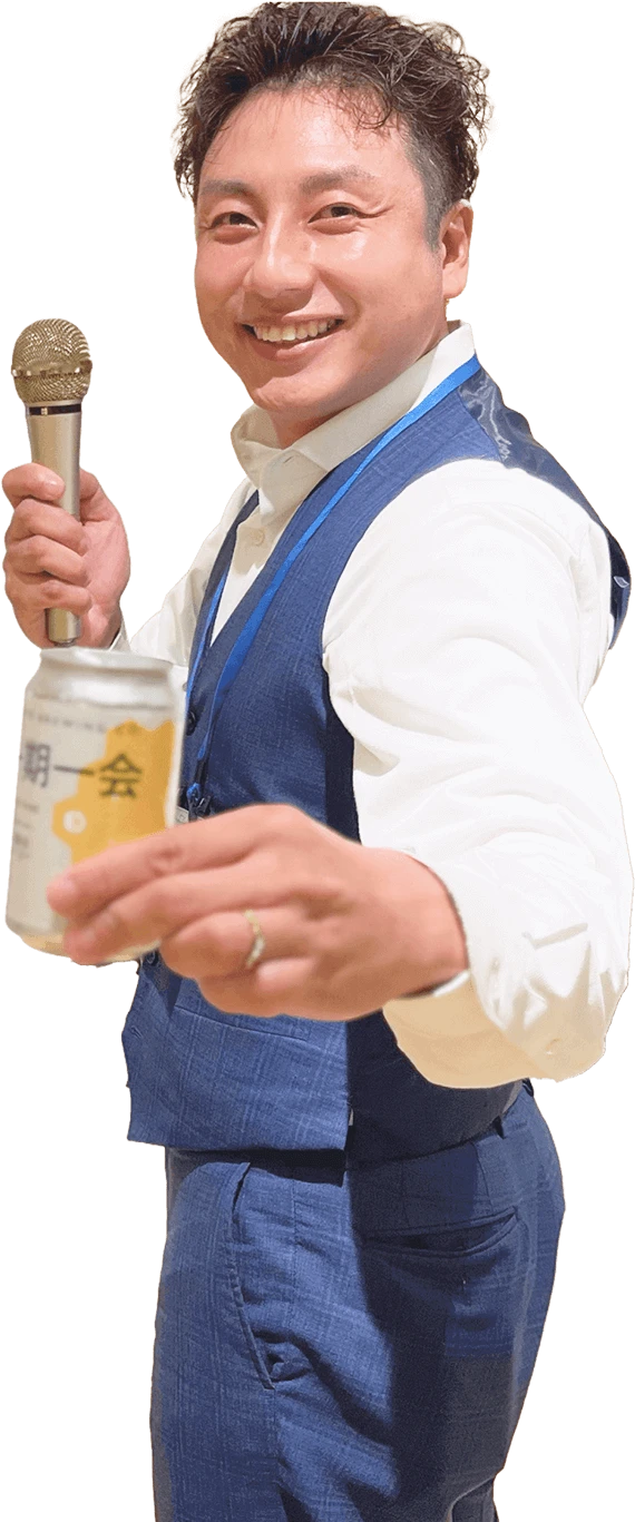 KOTOMEETがポーズをとっている