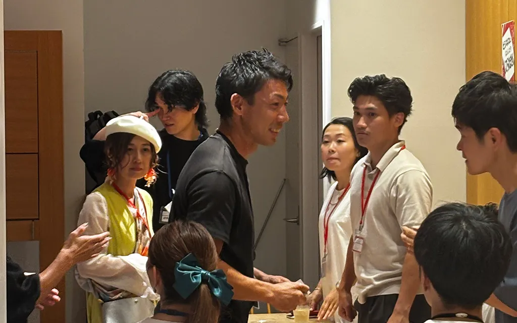 KotoMeet交流会で参加者同士が会話している様子